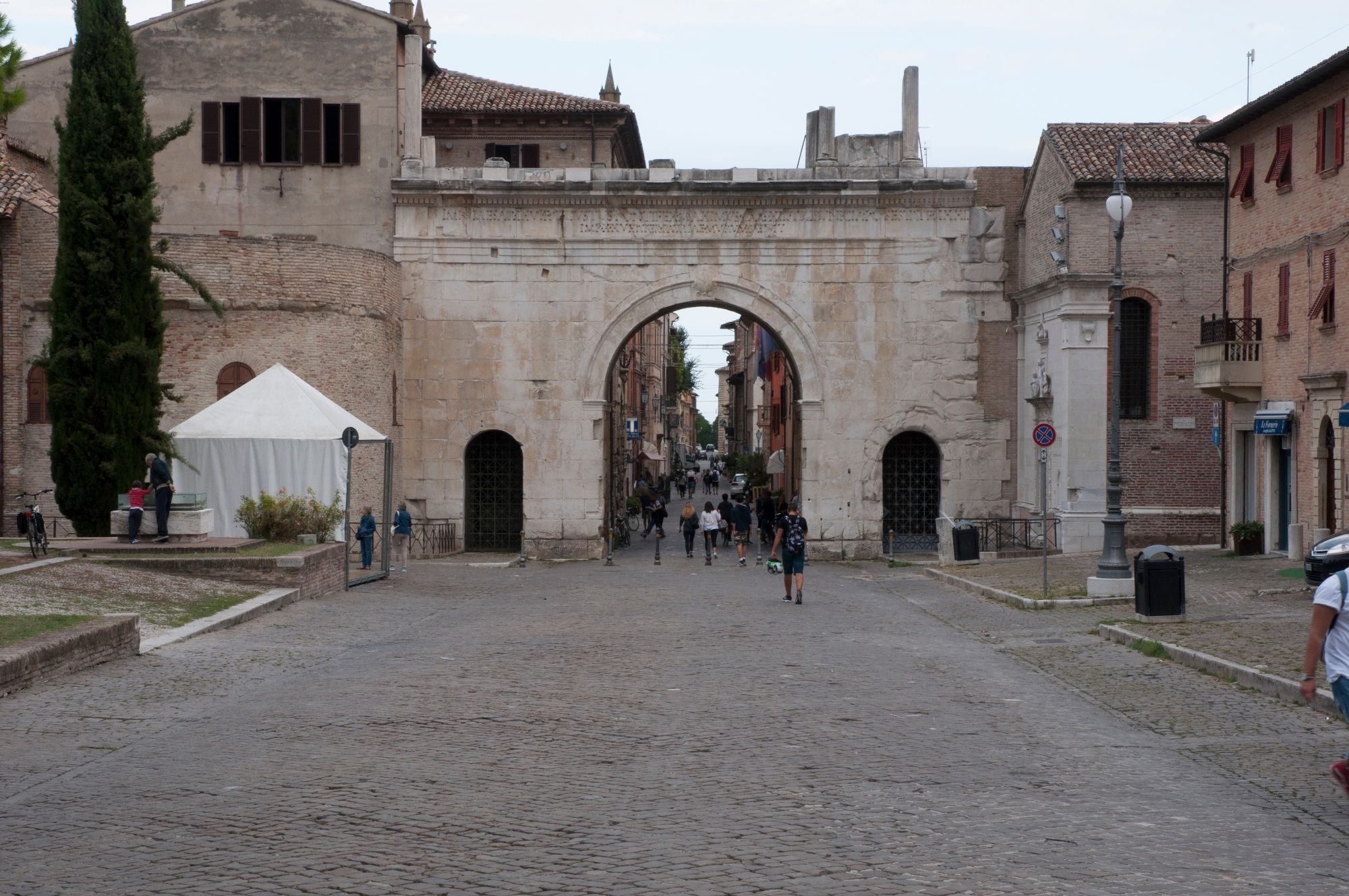 Mura e Arco di Augusto